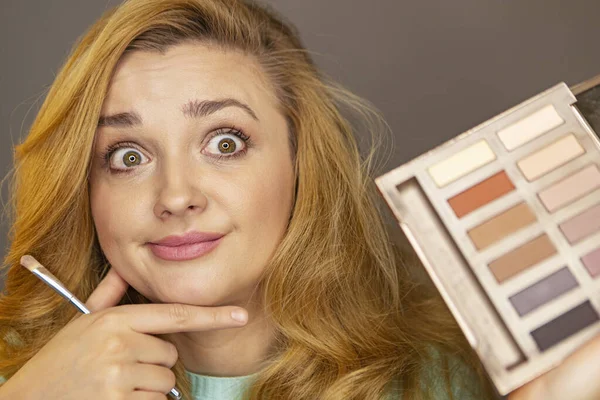Beauty Blogger Chooses Eyeshadow Makeup Test — Stock Photo, Image