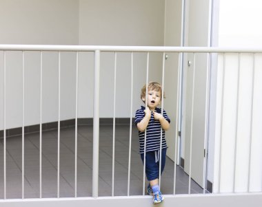 Ahırdaki küçük çocuk ailesini bekliyor..