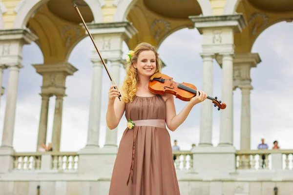 Mulher Bonita Com Violino Livre — Fotografia de Stock