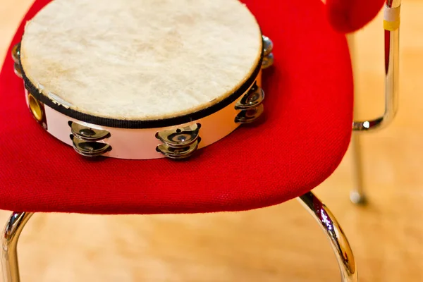 Tamboerijn Een Rode Stoel Percussie Instrument Het Podium — Stockfoto