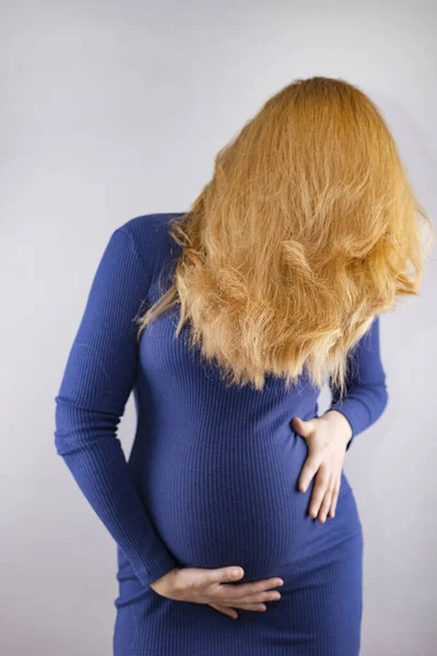 Vacker Gravid Kvinna Med Blont Hår Blå Klänning — Stockfoto