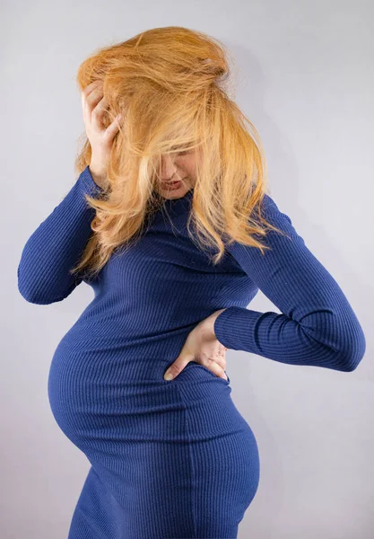 Belle Femme Enceinte Aux Cheveux Blonds Dans Une Robe Bleue — Photo