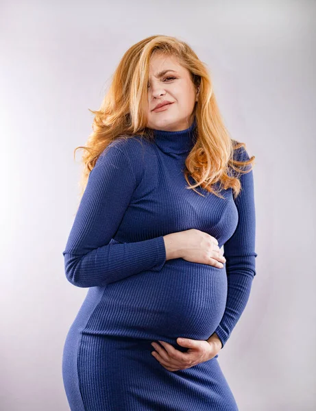Portret Van Een Vermoeide Zwangere Vrouw Een Grijze Achtergrond — Stockfoto