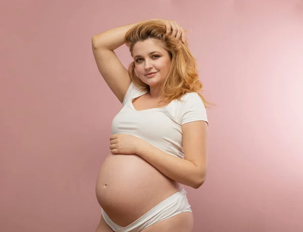 Vacker Gravid Kvinna Håller Sin Mage Isolerad Rosa Bakgrund Stockbild