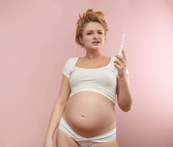 Ung Gravid Kvinna Med Tandborste Rosa Bakgrund — Stockfoto
