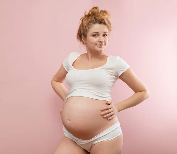 Gravid Kvinna Som Håller Magen Och Ler — Stockfoto