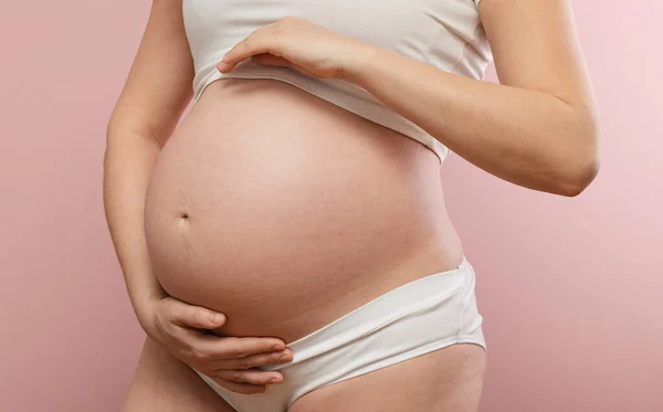 Gravid Kvinna Som Håller Magen — Stockfoto