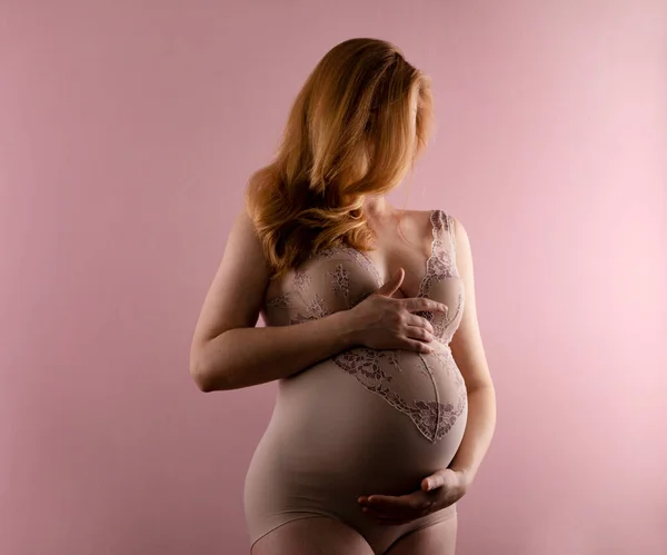 Mulher Grávida Está Segurando Sua Barriga — Fotografia de Stock