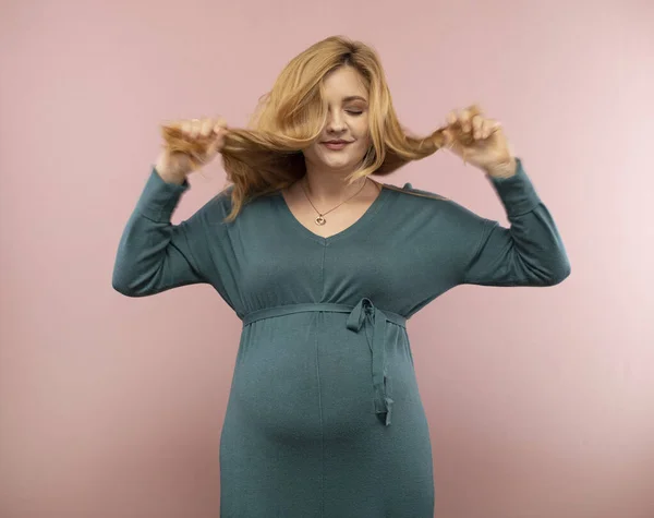 Retrato Uma Mulher Grávida Com Cabelo Voador — Fotografia de Stock