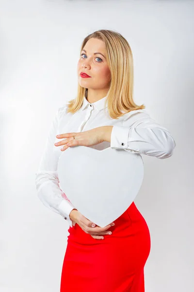 Retrato Uma Mulher Uma Saia Vermelha Com Coração Branco Suas — Fotografia de Stock