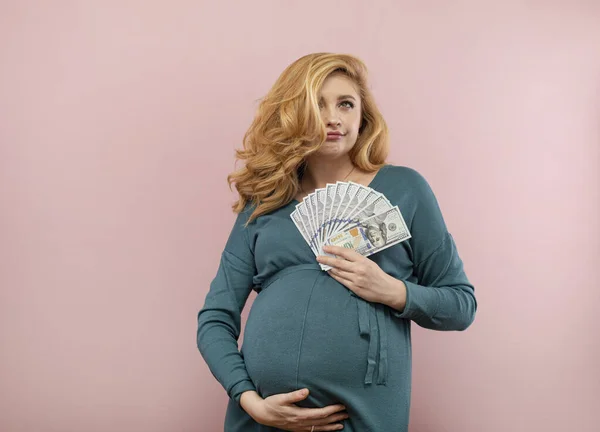 Uma Mulher Grávida Está Contar Dinheiro Retrato Uma Mulher Grávida — Fotografia de Stock