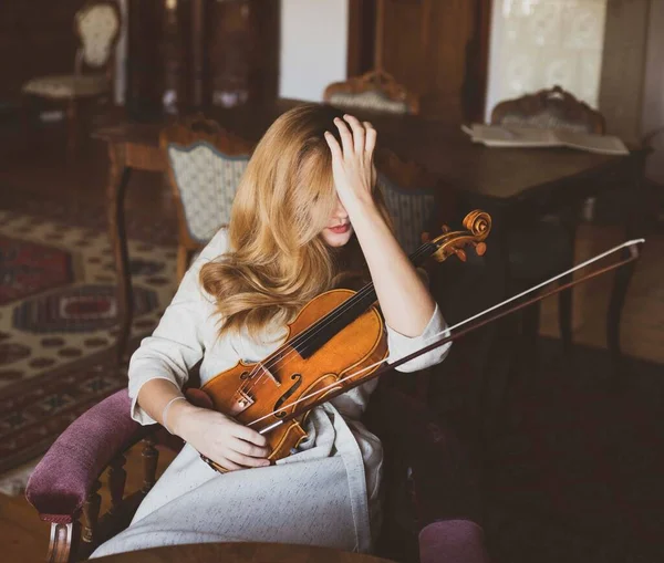 家里拿着小提琴的年轻女人 — 图库照片