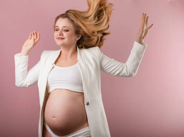 Mujer Embarazada Con Una Chaqueta Blanca Aislada Sobre Fondo Rosa —  Fotos de Stock