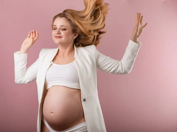 Femme Enceinte Dans Une Veste Blanche Isolée Sur Fond Rose — Photo