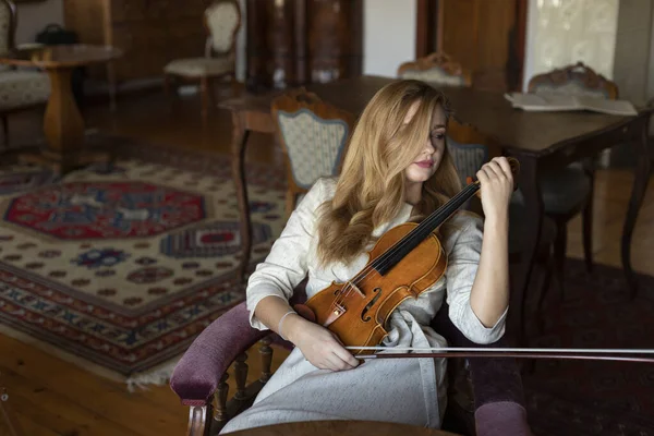 Mujer Joven Con Violín Casa —  Fotos de Stock