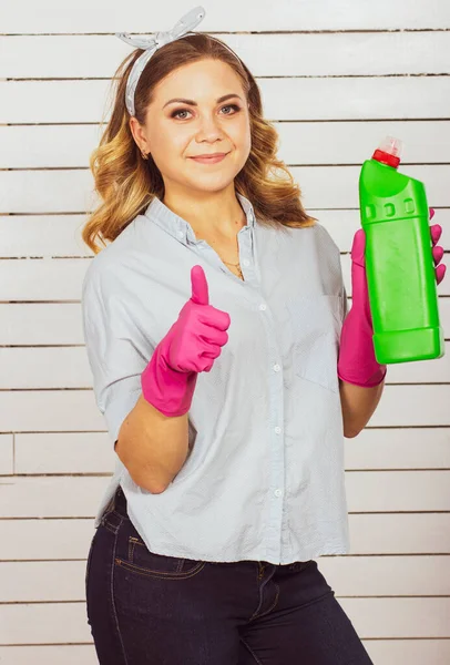 Dona Casa Luvas Rosa Com Agente Limpeza — Fotografia de Stock