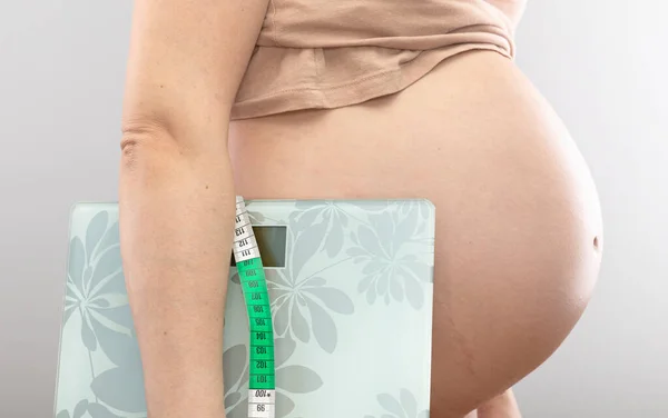 Zwangere Vrouw Met Vloergewichten Haar Handen Zwangere Buik — Stockfoto