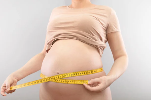 Těhotná Žena Měří Její Břicho Izolované Šedém Pozadí — Stock fotografie