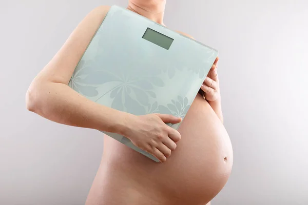 Schwangere Mit Bodengewichten Den Händen Schwangerer Bauch — Stockfoto