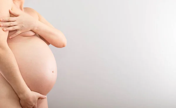 Zwangere Buik Geïsoleerd Een Grijze Achtergrond — Stockfoto