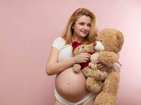 Schwangere Frau Mit Teddybären Auf Rosa Hintergrund — Stockfoto