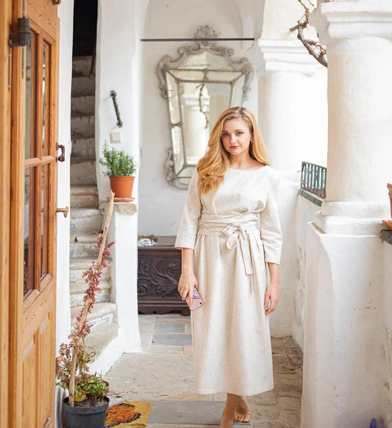 Mujer Vestido Blanco Una Gran Casa Vieja — Foto de Stock