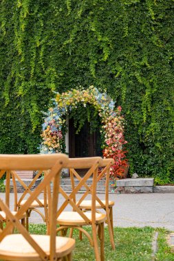 Düğün süslemeleri. Düğün töreni açık havada. Düğün kemeri