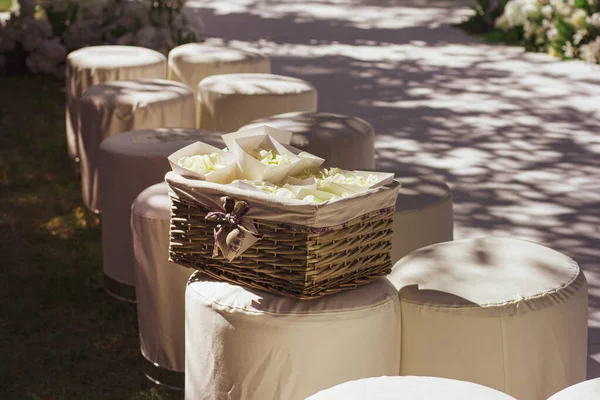 Düğün Buketi Masada — Stok fotoğraf
