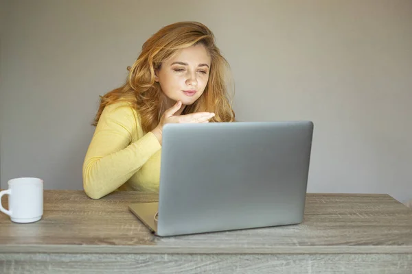 Mujer Está Trabajando Ordenador Portátil — Foto de Stock