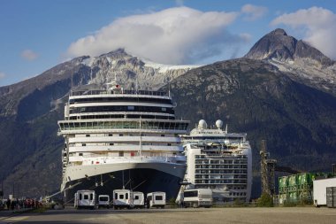 Alaska limanında gemi gezisi