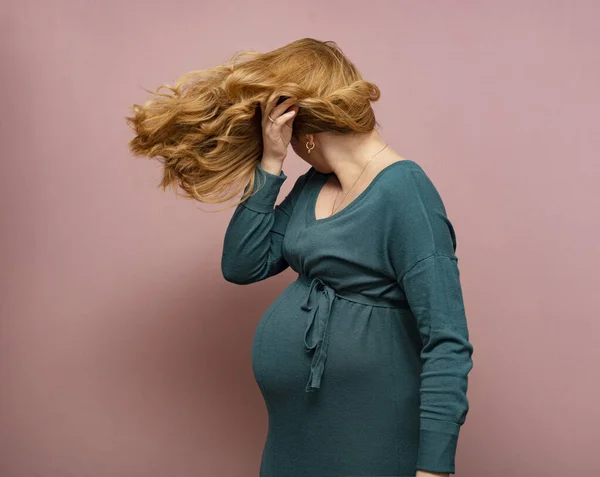 Uçan Saçlı Hamile Bir Kadının Portresi — Stok fotoğraf
