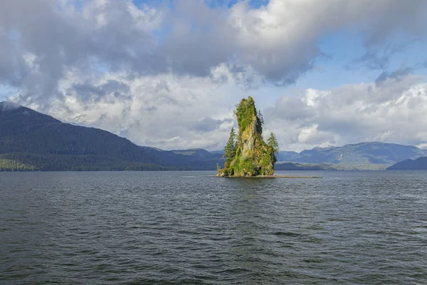 Isola Verde Nel Mare — Foto Stock