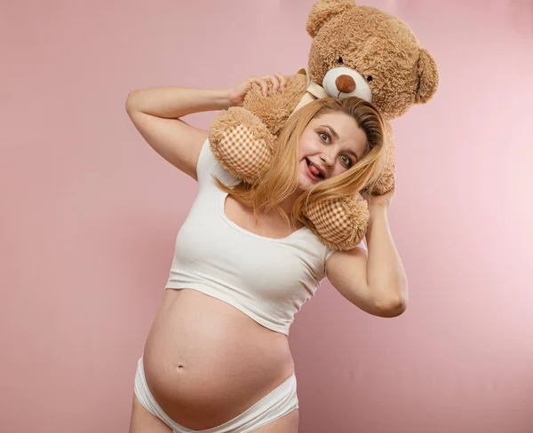 Jonge Zwangere Vrouw Houdt Een Teddybeer Vast — Stockfoto