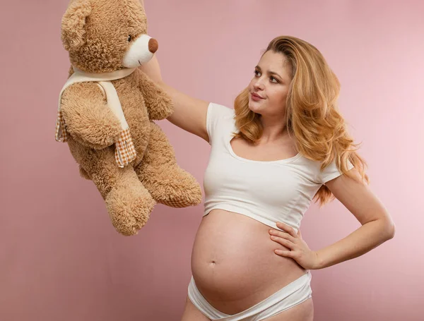 Mujer Embarazada Con Osos Peluche Sobre Fondo Rosa —  Fotos de Stock