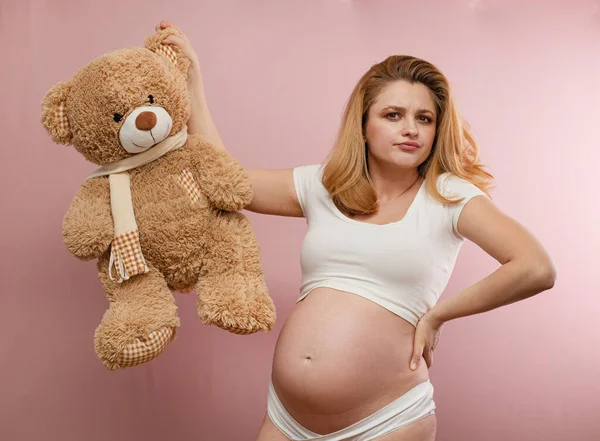 Mujer Embarazada Con Osos Peluche Sobre Fondo Rosa —  Fotos de Stock