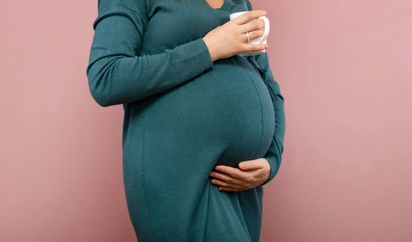 Mladá Těhotná Žena Šálkem Čaje Izolované Růžové — Stock fotografie