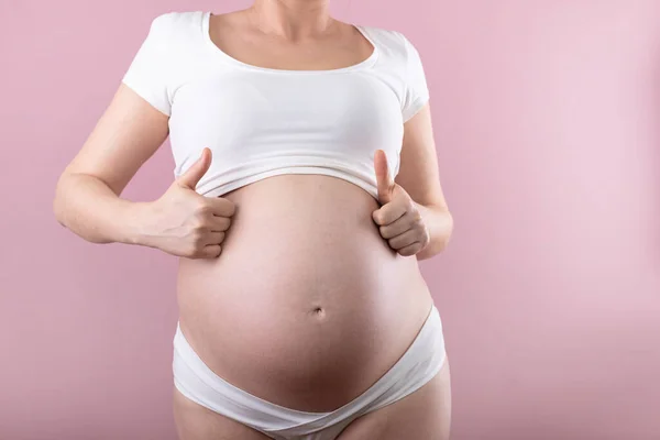 Una Mujer Embarazada Muestra Pulgar Hacia Arriba Gran Vientre Embarazada —  Fotos de Stock