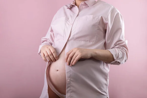 Gravid Kvinna Kan Inte Knäppa Skjortan Magen — Stockfoto