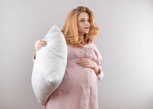 Jonge Zwangere Vrouw Met Wit Kussen Haar Handen — Stockfoto