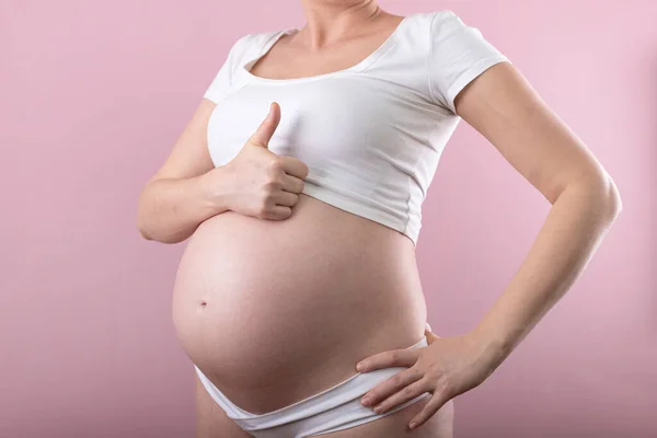 Gravid Kvinna Visar Tummen Upp Stor Gravid Mage Stockbild