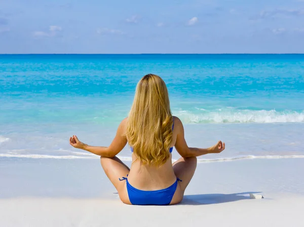 Femme Fait Yoga Sur Plage — Photo