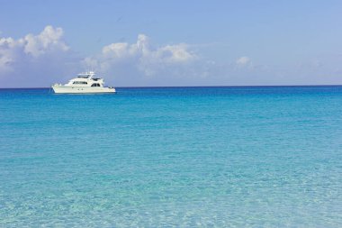 Parlak mavi denizde beyaz bir yat