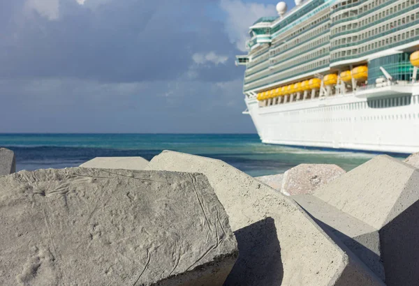 Denizde büyük bir yolcu gemisi