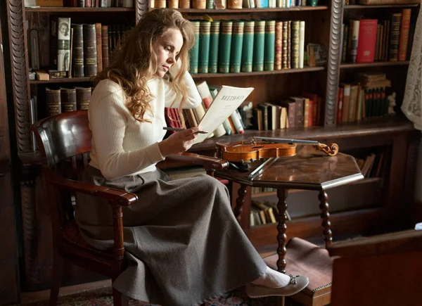 Mulher Está Lendo Livro Uma Biblioteca Fotografia De Stock
