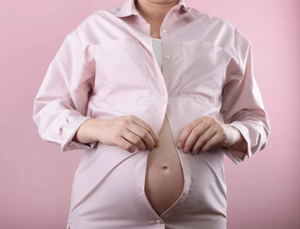 Mulher Grávida Uma Camisa Rosa — Fotografia de Stock