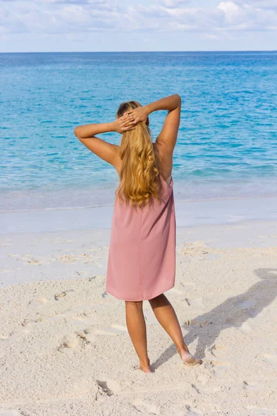 Fille Dans Une Robe Rose Sur Plage — Photo