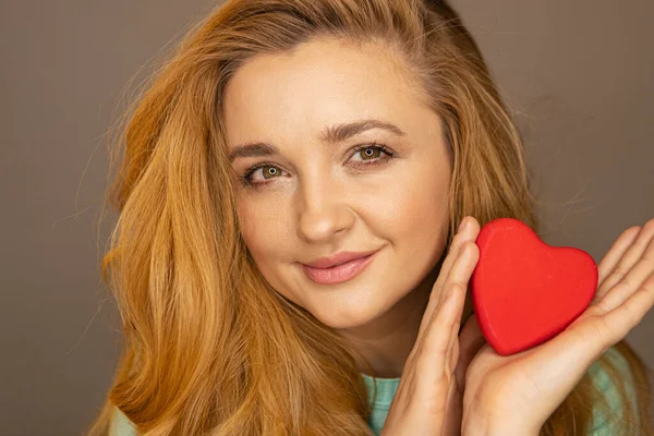 Retrato Uma Mulher Com Coração Vermelho Suas Mãos — Fotografia de Stock