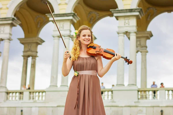 Mulher Sorridente Com Violino Livre — Fotografia de Stock