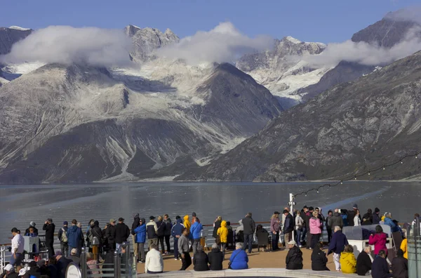 Grupp Människor Öppet Däck Ett Kryssningsfartyg Glaciär Alaska — Stockfoto