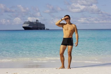 Kumsaldaki yakışıklı adam.. 